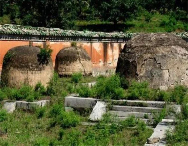 专家发掘苏麻喇姑墓,为何揭穿了康熙百年谎言?「苏麻喇姑墓穴被发掘一口大缸暴露了康熙皇帝的一个百年谎言」