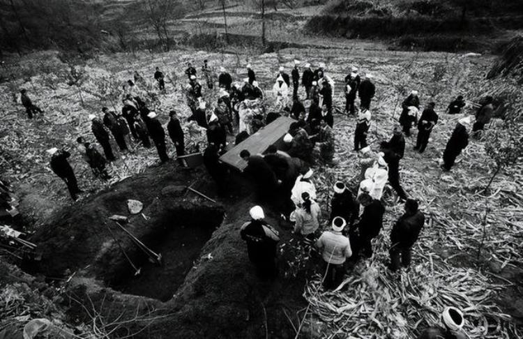 2000年湖南一山村闹鬼死鸡死猪死人引起民警怀疑鬼是恶毒少妇