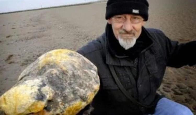 首次发现男子家门口发现一块1亿年前的石头是真的吗,男子意外捡到3500万年前石头