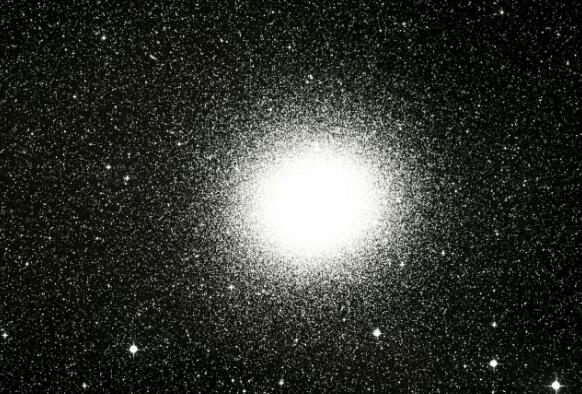 宇宙最亮的恒星之一，天鹅座KY-比太阳亮27万倍