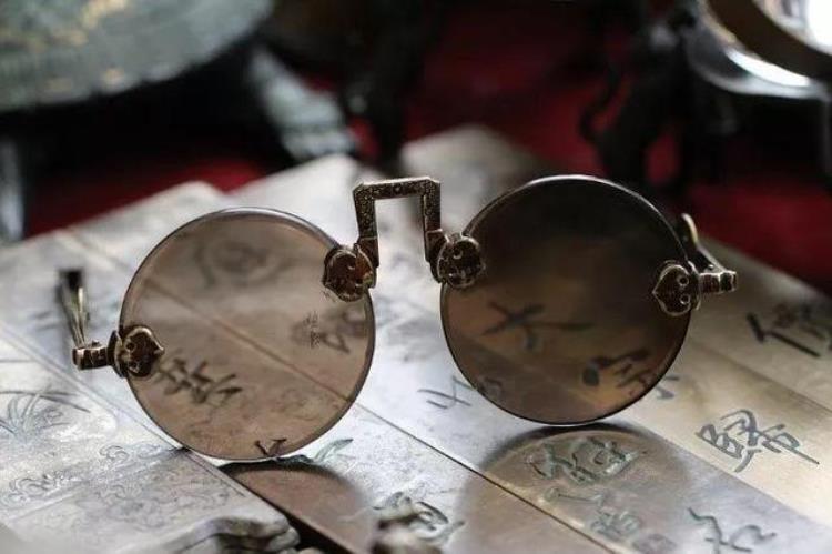 1970年江苏挖出清状元墓却出土两块玻璃专家喊道这是眼镜