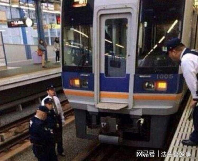 香港大巴车祸「77人受伤香港大榄隧道外两辆巴士相撞乘客描述惊魂一幕」