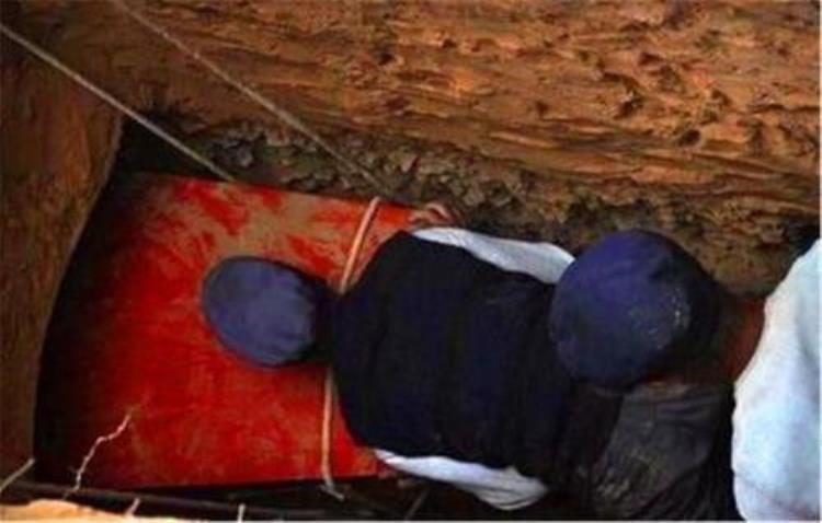 最古老的棺材,考古挖出大红棺中有一个女尸