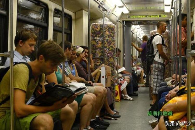 欧美人在地铁看书报是因为手机没信号主要还是他们有读书的习惯