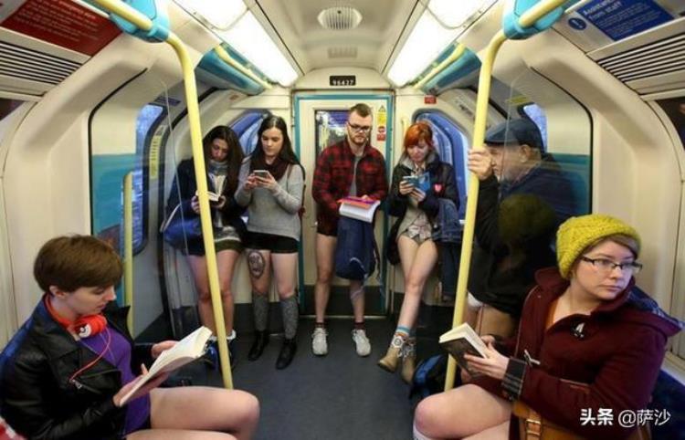 欧美人在地铁看书报是因为手机没信号主要还是他们有读书的习惯