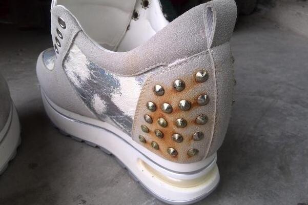 鞋上金属生锈怎么去除-白醋涂抹，涂防锈油脂(隔离空气)