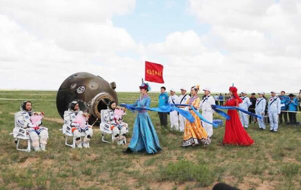 蒙古族的风俗习惯是什么：住蒙古包，献哈达（热情好客）