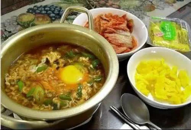 韩国的泡面为什么比中国的好吃?「韩国人煮出来的泡面为什么比中国泡面好吃看完你就清楚了」