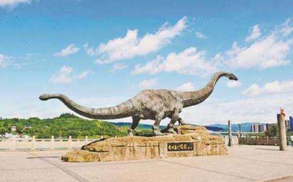 泥潭龙：新疆小型食草恐龙（长1.7米-距今1.55亿年前）