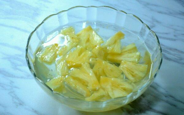 菠萝用盐水泡多长时间，半小时左右（泡后菠萝酸味变淡）