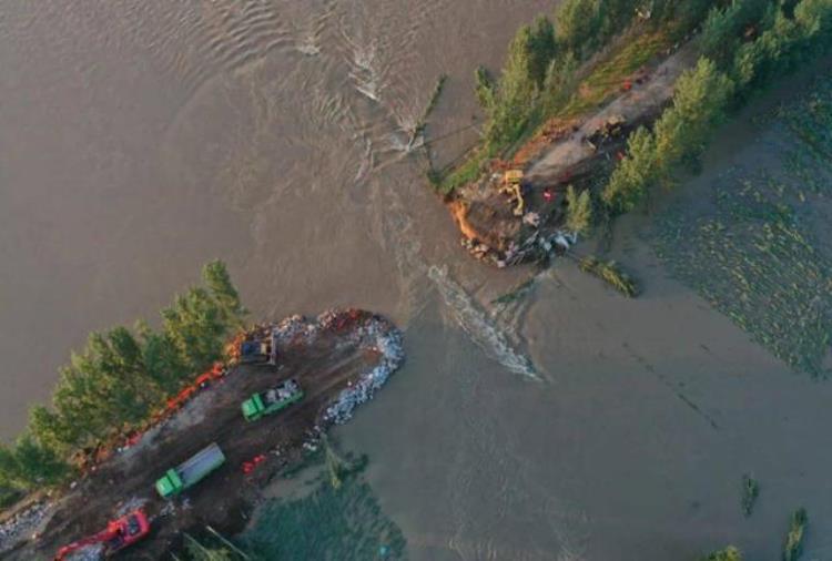 河南为什么用卡车堵决口「河南为啥拿50万一辆的卡车堵决口卫河决堤到底有多危险」