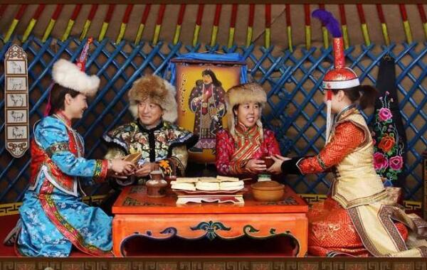 蒙古族的风俗习惯是什么：住蒙古包，献哈达（热情好客）