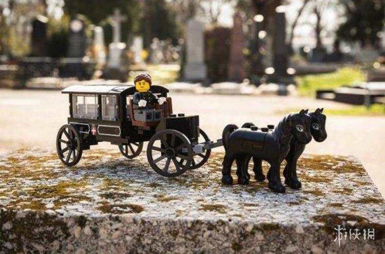 乐高推出葬礼主题的玩具,说是可以帮助孩子理解死亡,乐高拼棺材