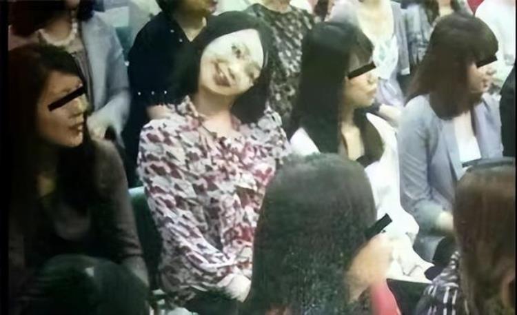 日本歪脖子女人真相,日本90度歪头诡异照片