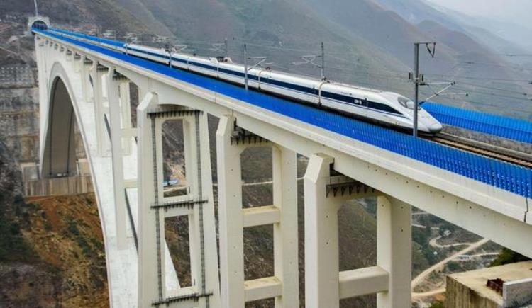 时速达到350公里的高铁「高铁时速达350公里那如何给它供电不用担心中国自有妙招」