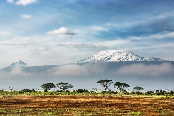 非洲最高的山峰-乞力马扎罗山，高5892米(誉为非洲之王)