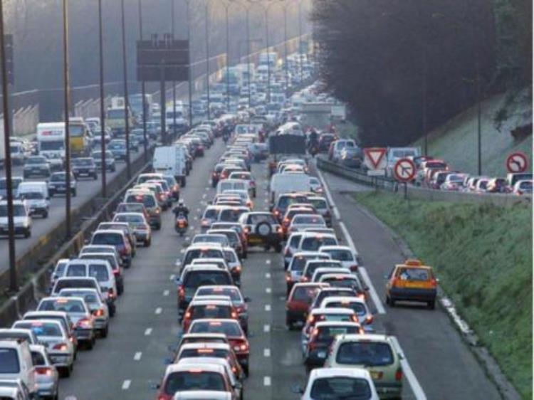 法国开启度假模式道路交通压力陡增