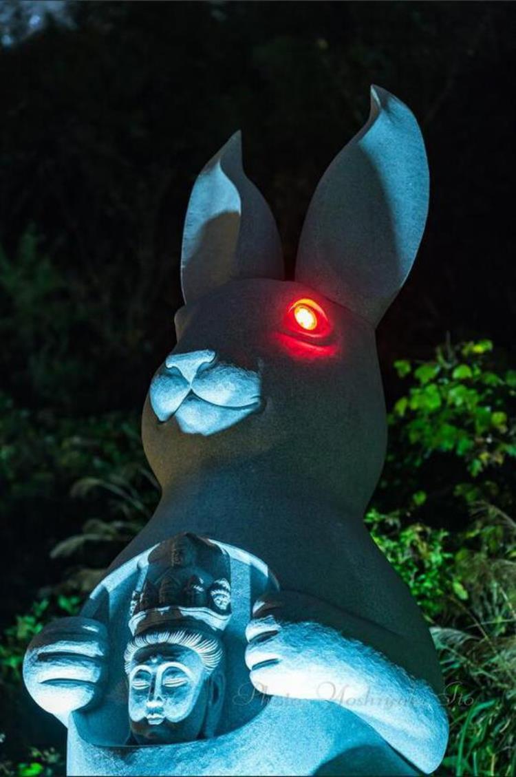 日本寺庙建了个兔子观音像到晚上眼睛发红光