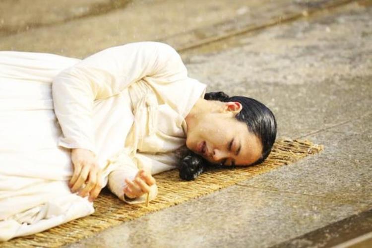 韩国古装剧中后宫女子请罪忏悔时为何要跪在草席上认错