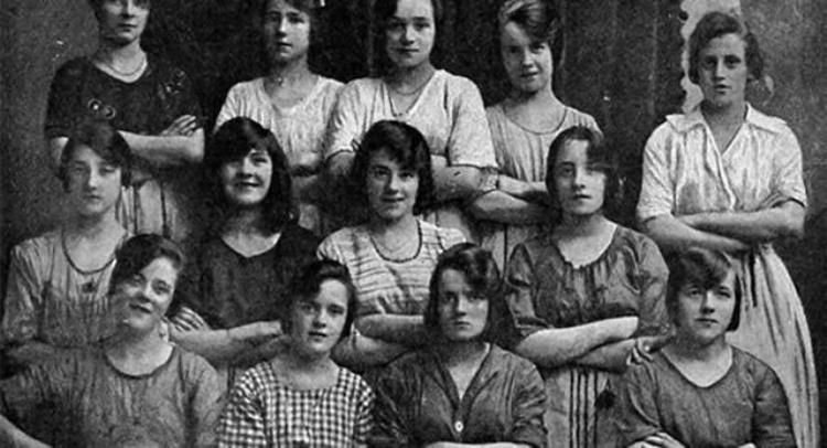 灵异1900年贝尔法斯特市亚麻厂黑白老照片上一名女工的肩膀上有只突兀的手