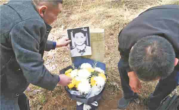 26岁告别妻儿上战场杀敌 牺牲78年后家人终于寻到墓碑