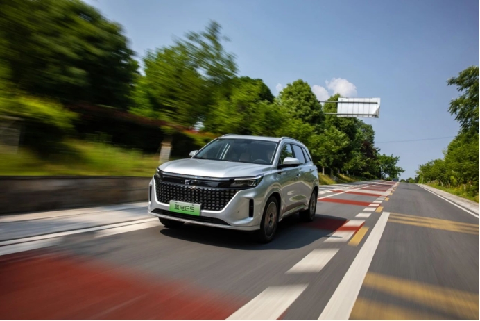 9.98万元，蓝电E5踹开主流自主燃油SUV市场的底气和实力！