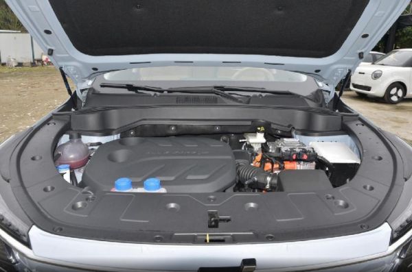 同样是插混SUV：蓝电E5定位中型才9.98万起，欧尚Z6 iDD拿什么比？