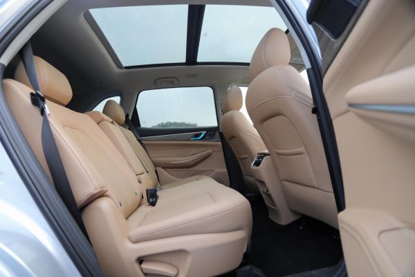 对比博越L，中型插混SUV蓝电E5十万可买，你会如何选择呢？