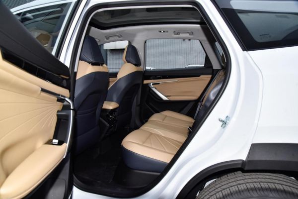 对比博越L，中型插混SUV蓝电E5十万可买，你会如何选择呢？